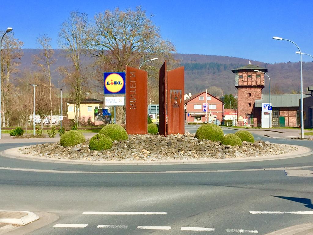 CDU im Ortsrat Rinteln stellt weiteren Antrag : Die Schotterdecke auf dem Kreisel an der Tonkuhle wird zurückgebaut und es erfolgt eine Bepflanzung mit immergrünen sowie blühenden Gehölzen.